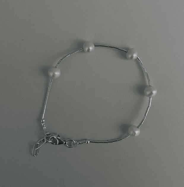 Venus Bracelet - single strand with large round pearls